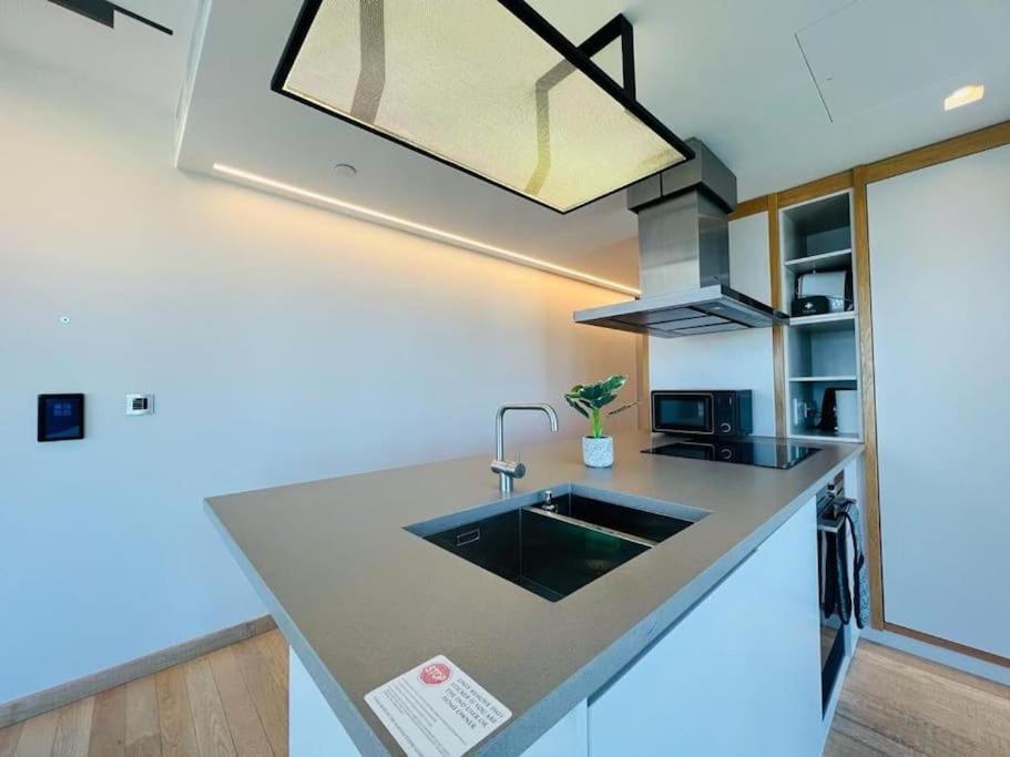 New Manhattan Loft Gardens Stratford Лондон Екстериор снимка